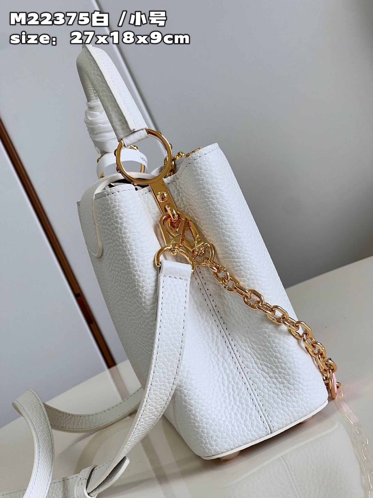Luxury Capucines MM White Flower Strap - 31.5 x 20 x 11 cm