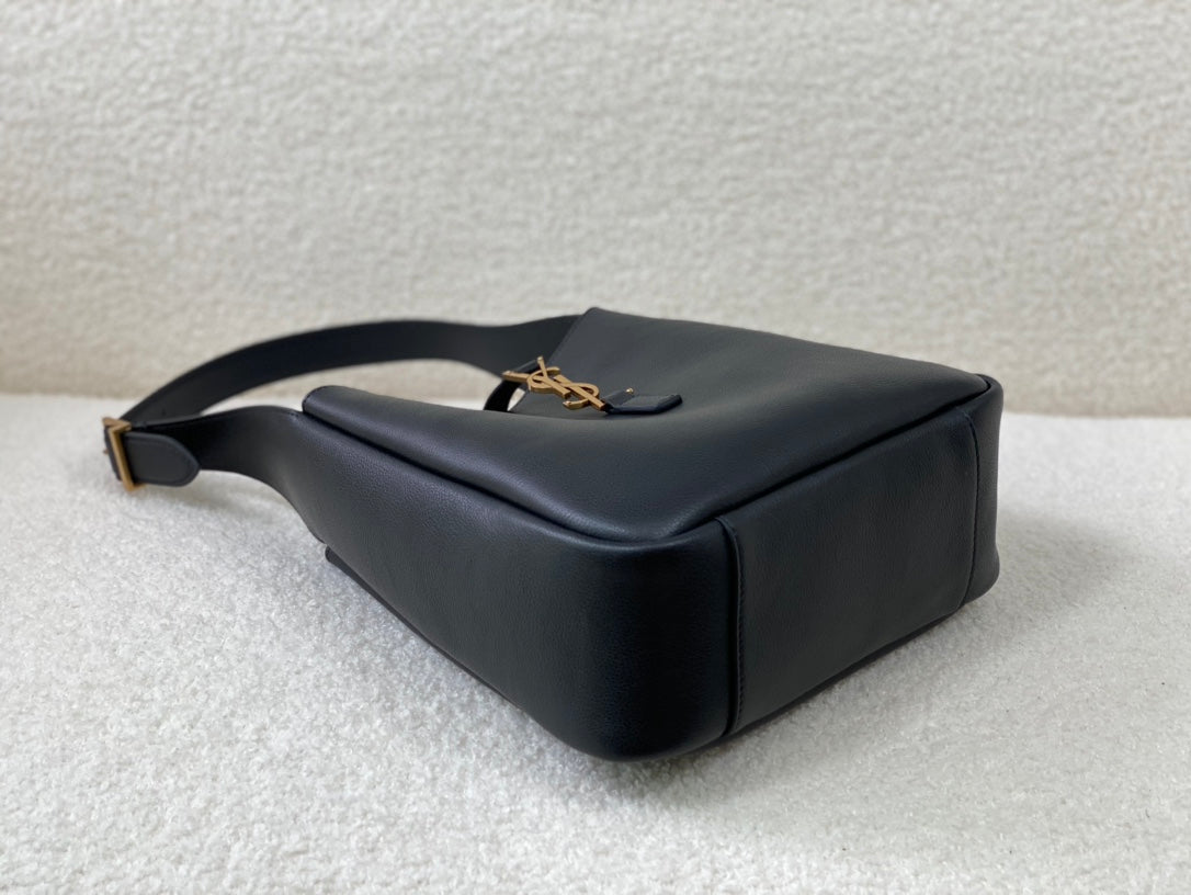 luxury Le 5 A 7 Supple Small Grained Leather Black 23 x 22 x 8.5cm