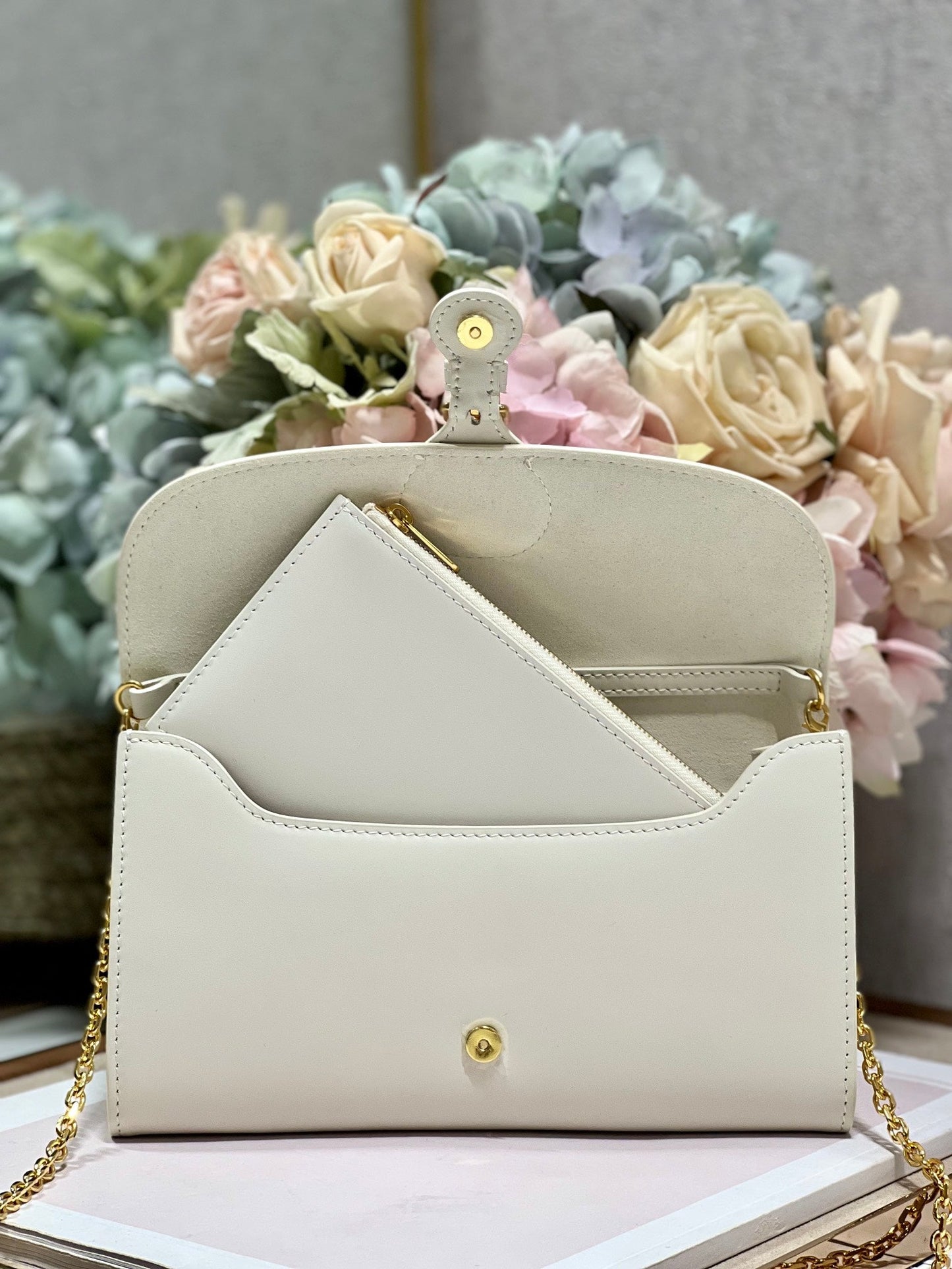 luxury Bobby Wallet on Chain East West White - 21.5¡Á12¡Á4cm