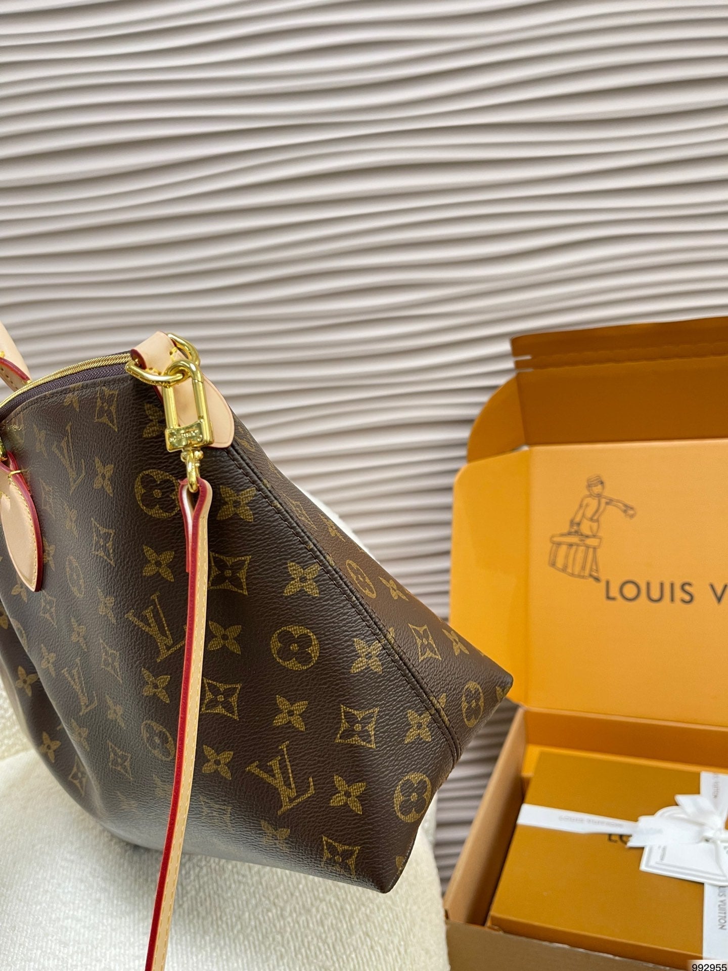 Luxury 21st Century Monogram Boetie PM satchel 32 x 13 x 29 cm