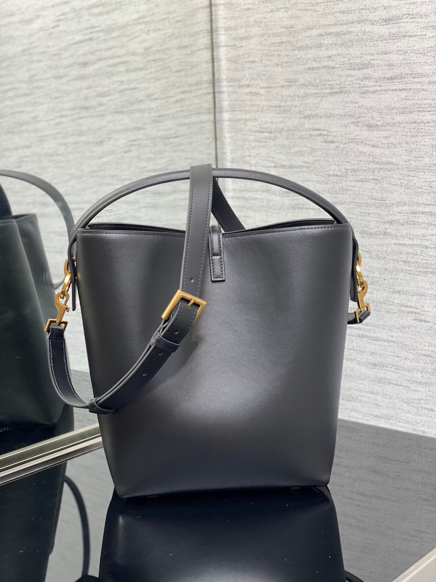 luxury Le 37 In Black Shiny Leather - 20 X 25 X 16 CM
