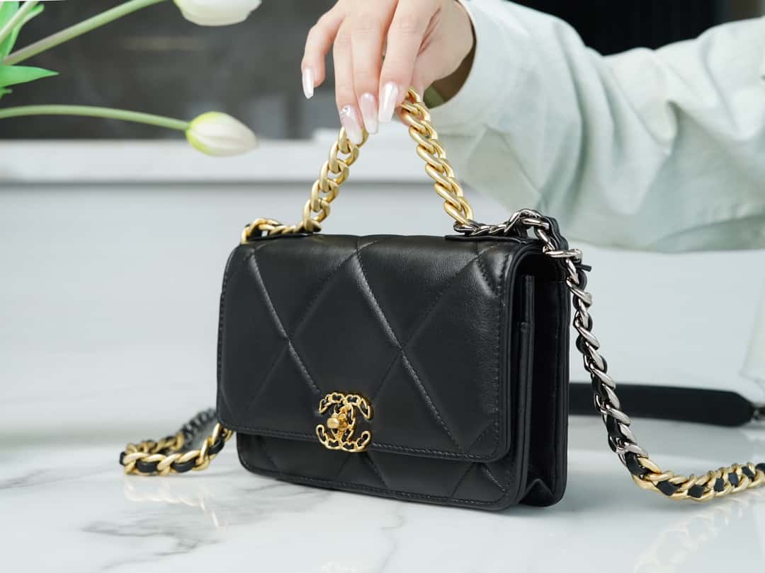 luxury 19 WOC Wallet On Chain AP0957 BLACK Flap Bag