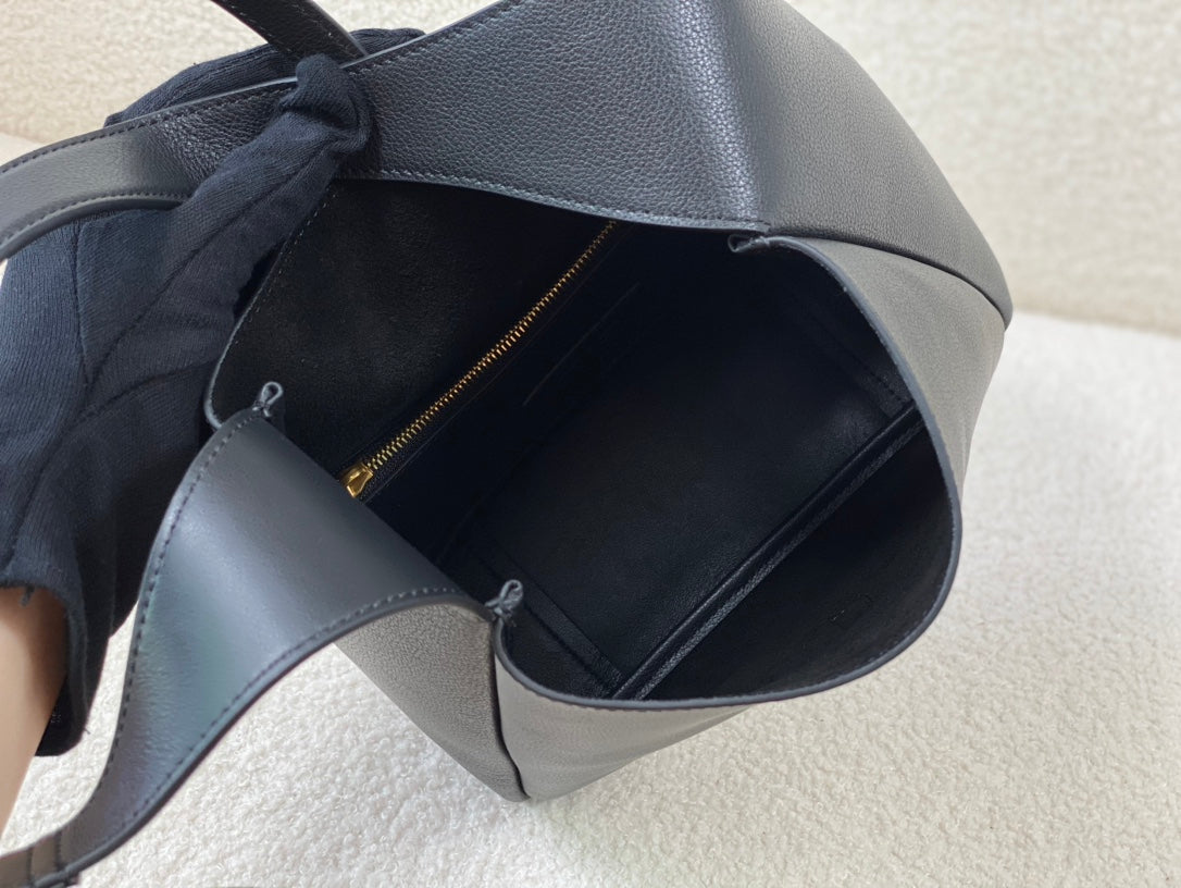 luxury Le 5 A 7 Supple Small Grained Leather Black 23 x 22 x 8.5cm