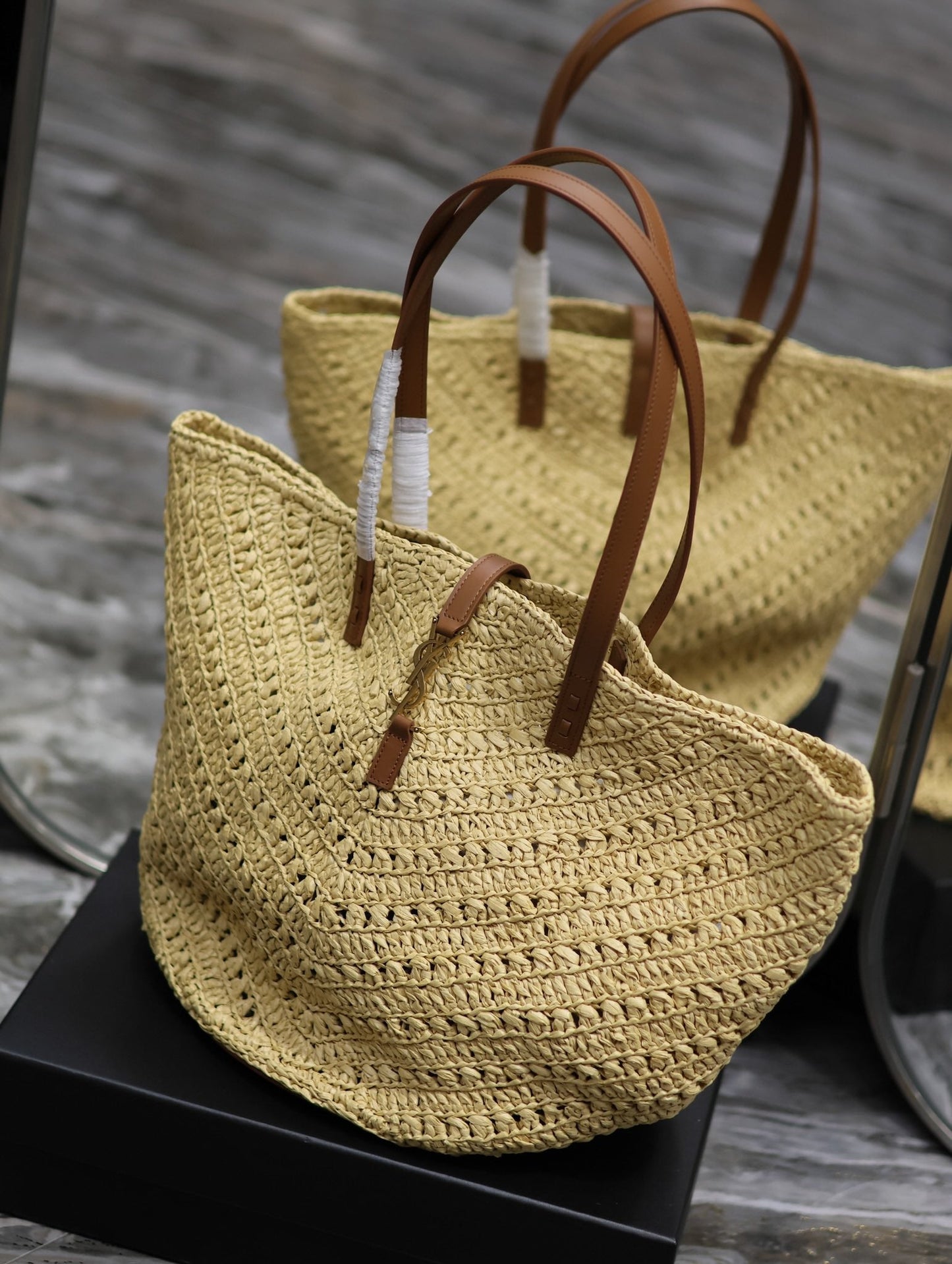 luxury PANIER MEDIUM IN RAFFIA AND VEGETABLE-TANNED LEATHER