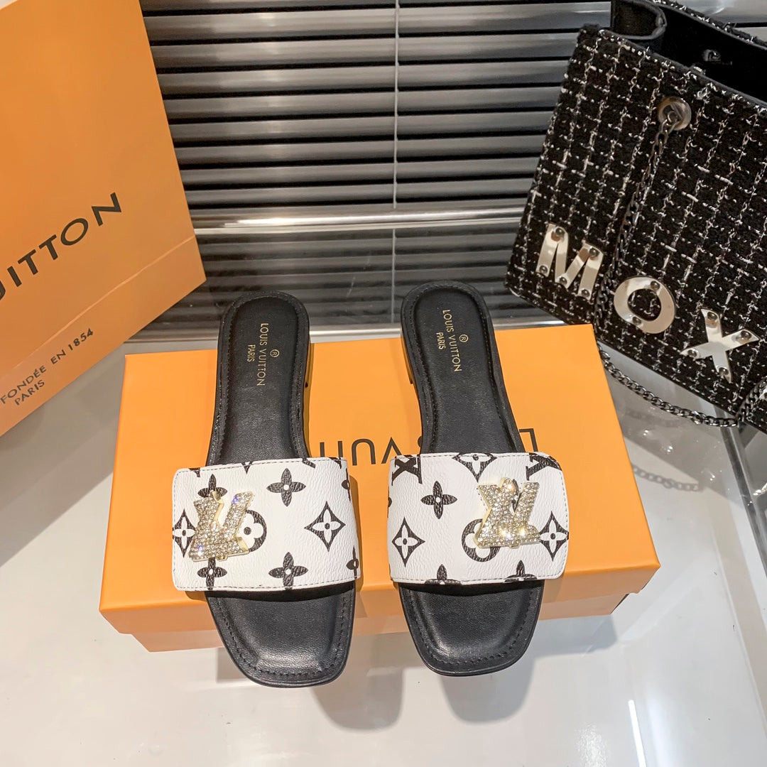 Nya platta tofflor med präglad diamant kardborreband