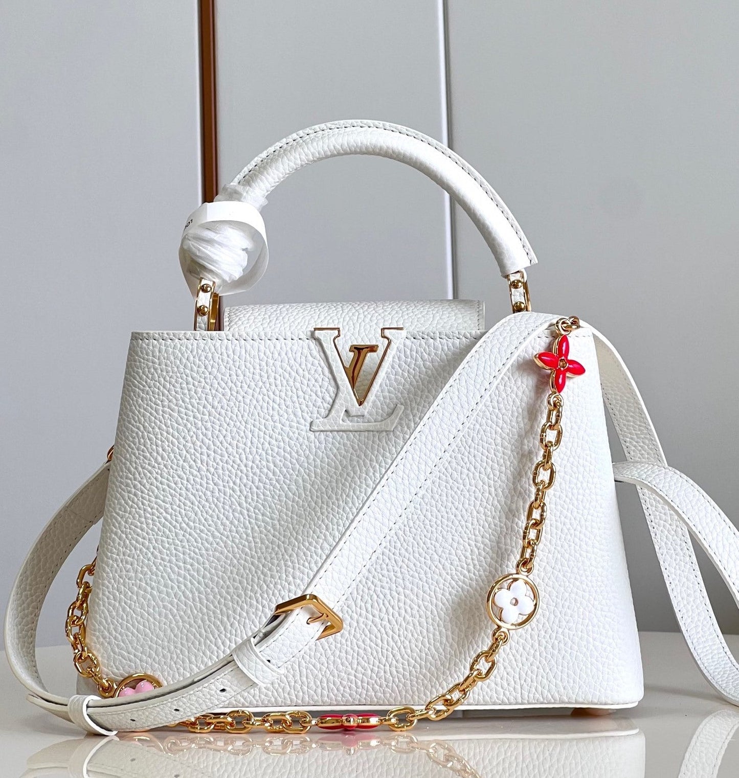 Luxury Capucines MM White Flower Strap - 31.5 x 20 x 11 cm