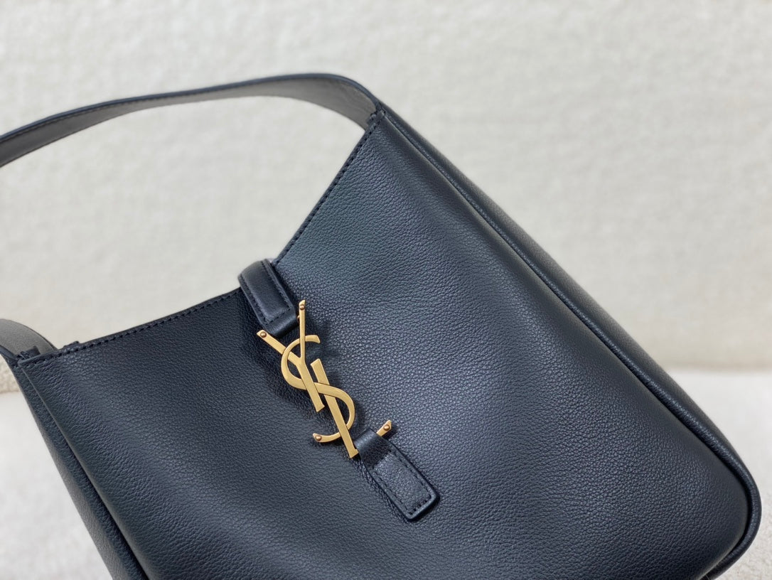 luxury Le 5 A 7 Supple Small Grained Leather Black 23 x 22 x 8.5cm