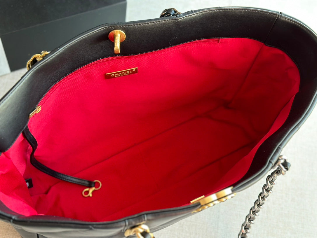 luxury 19 Shopping Bag 41 Black Lambskin 24 x 41 x 10 cm