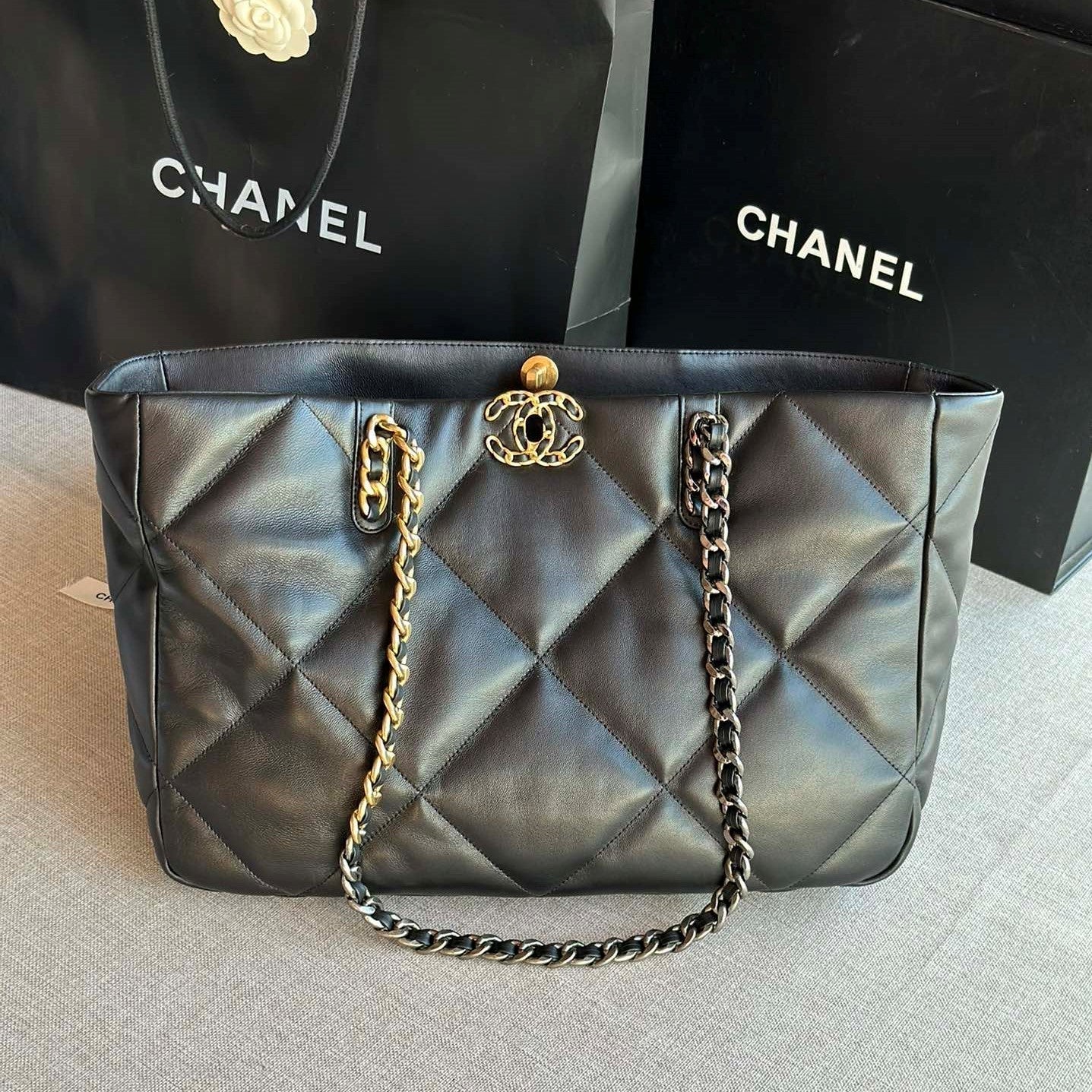 luxury 19 Shopping Bag 41 Black Lambskin 24 x 41 x 10 cm