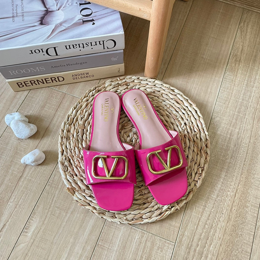 Platte pantoffels met V-gesp