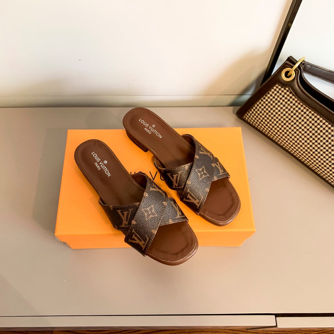 Flate sandaler med kryssrem