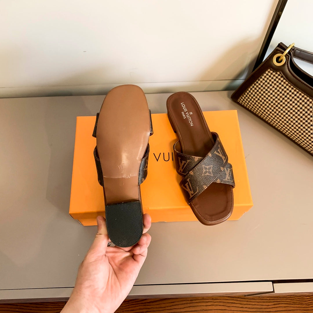 Flate sandaler med kryssrem