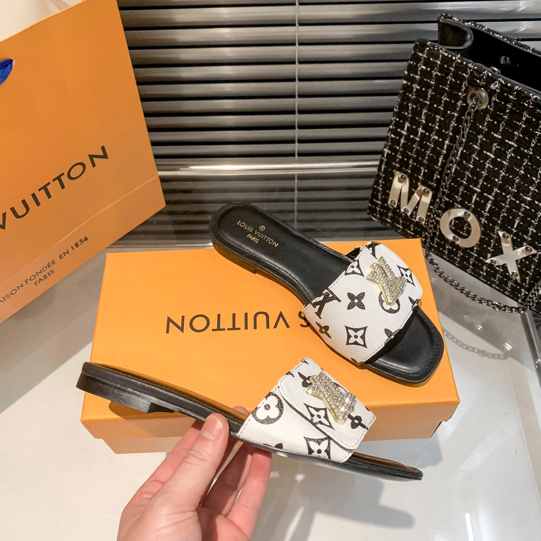 Nya platta tofflor med präglad diamant kardborreband