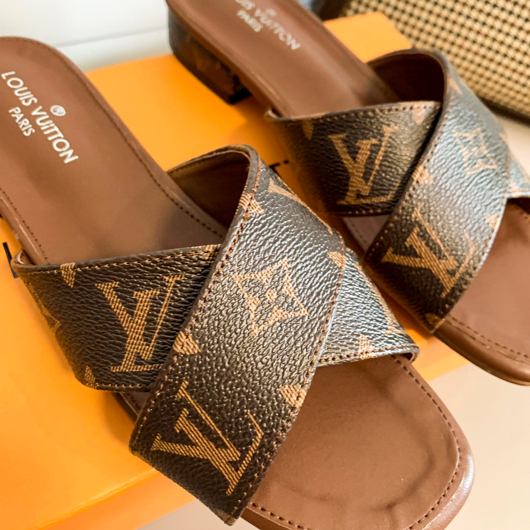 Flate sandaler med kryssrem