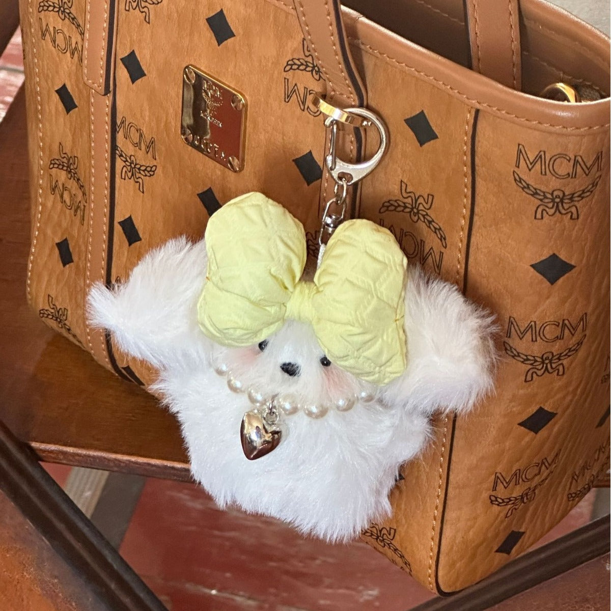 Encanto de cachorro de cinta amarilla