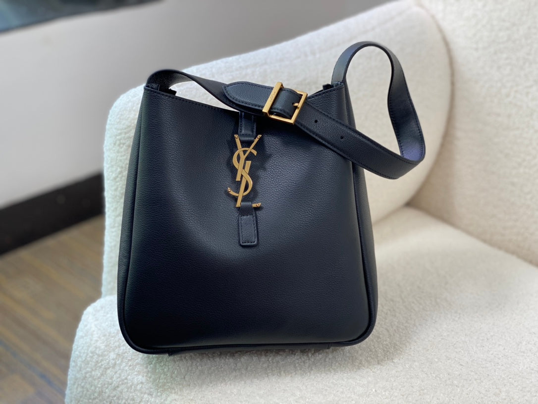 luxury Le 5 A 7 Supple Small Grained Leather Black 23 x 22 x 8.5cm