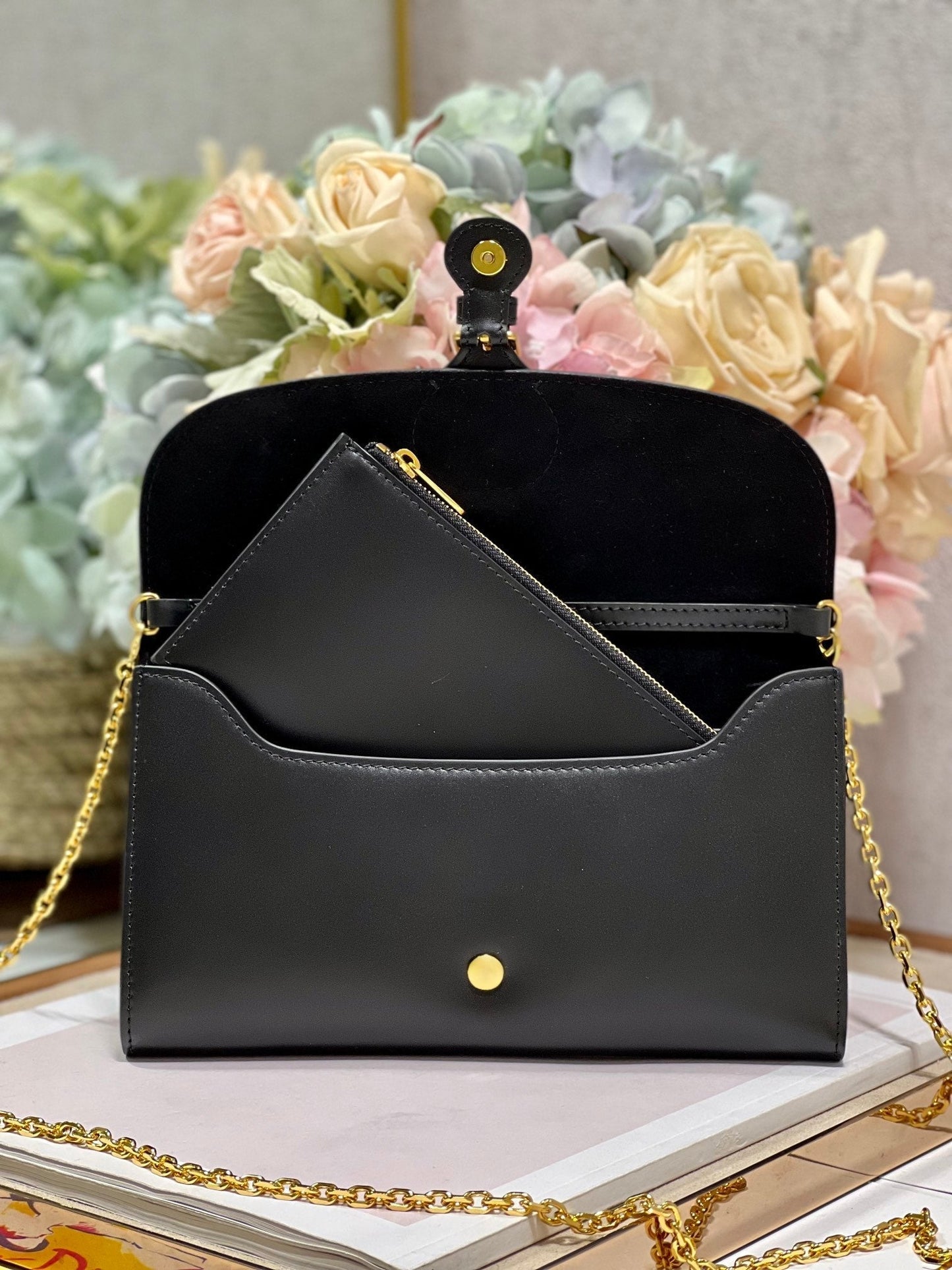 luxury Bobby Wallet on Chain East West Black - 21.5¡Á12¡Á4cm