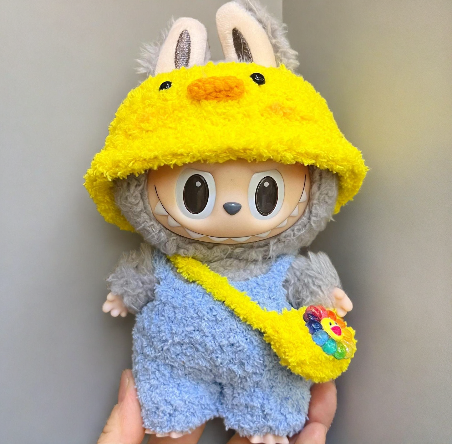 Labubu Sunny Day Outfit - Κίτρινο καπέλο και μπλε φόρεμα (17cm)