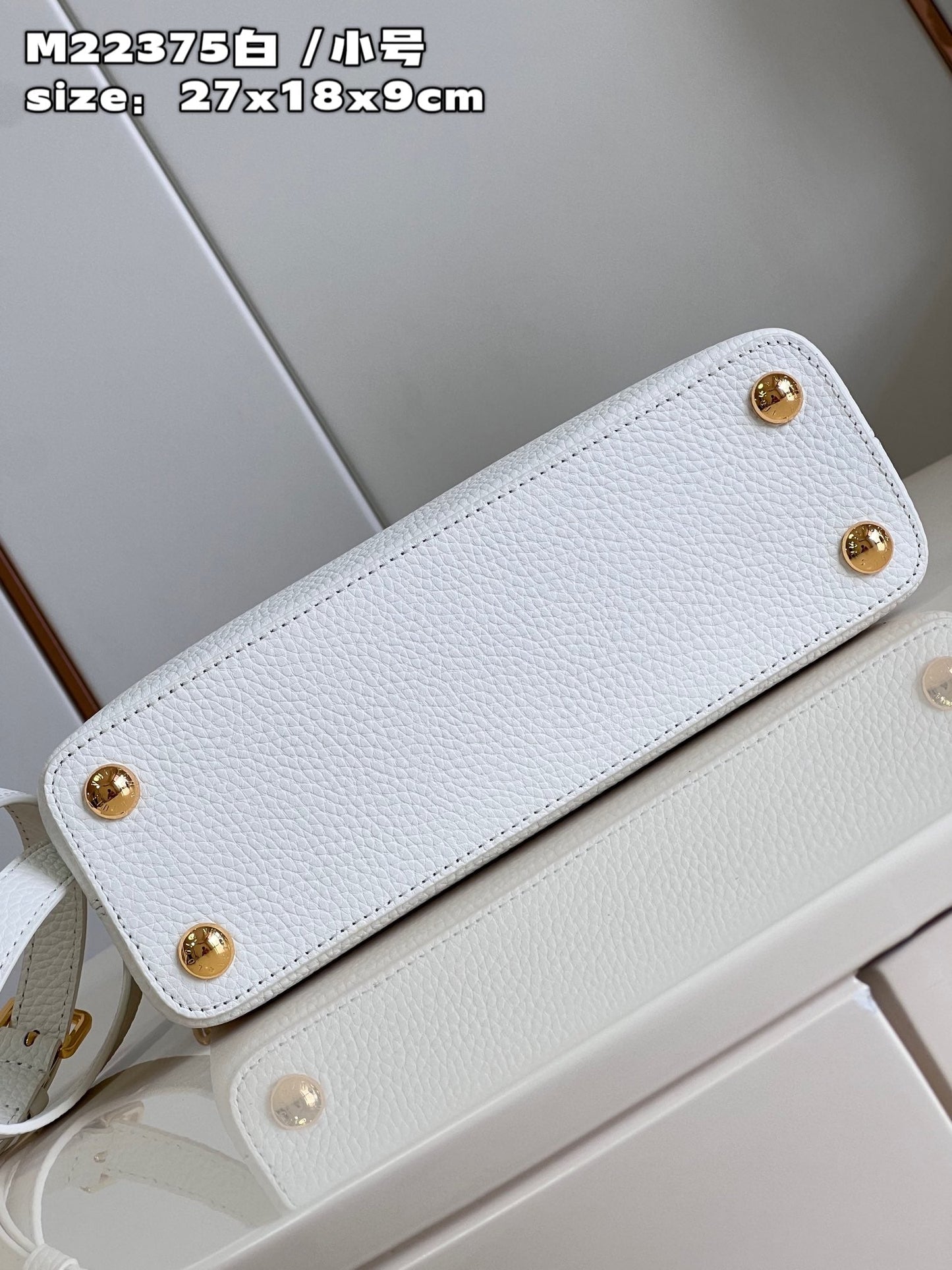 Luxury Capucines MM White Flower Strap - 31.5 x 20 x 11 cm