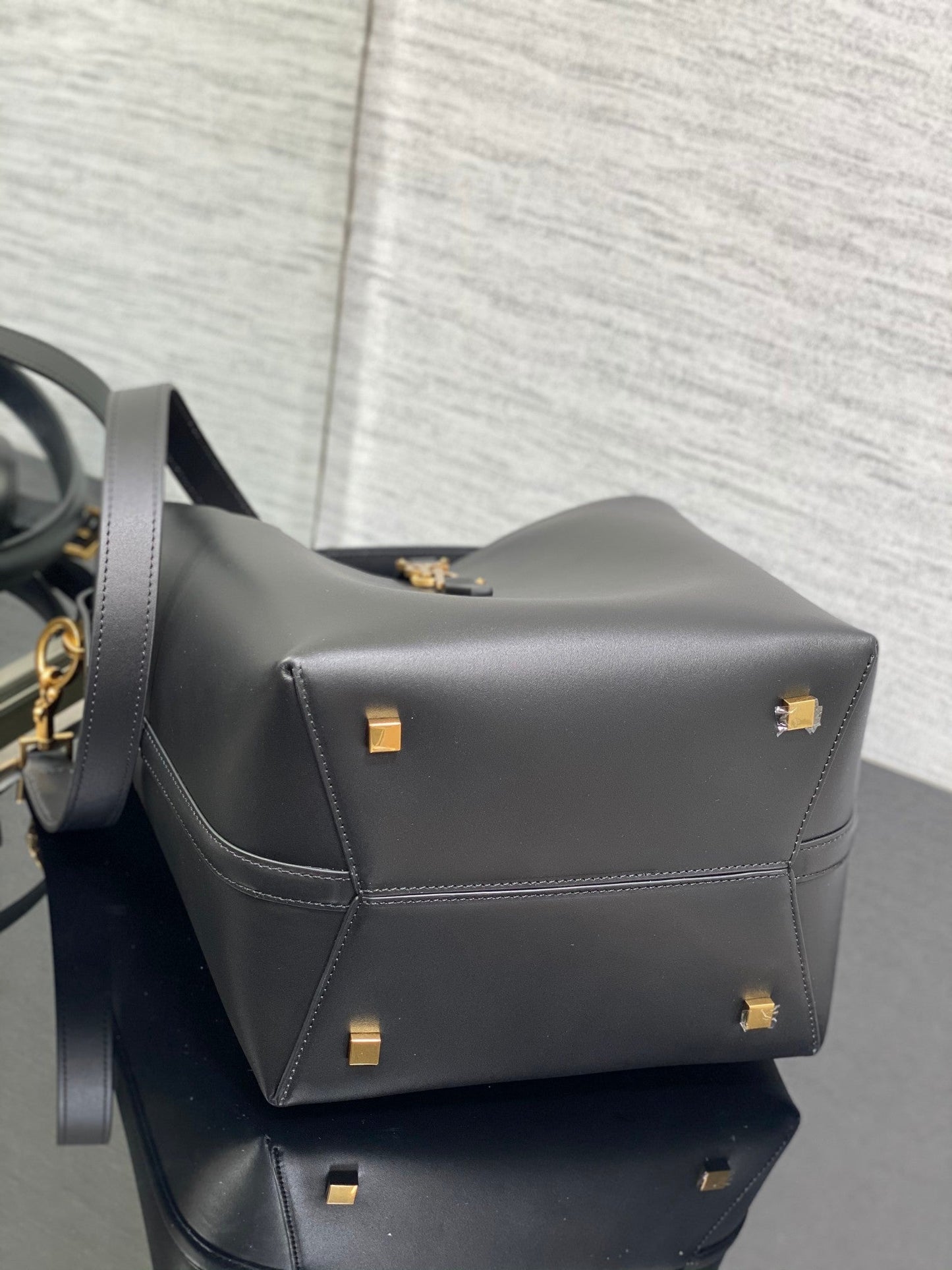 luxury Le 37 In Black Shiny Leather - 20 X 25 X 16 CM
