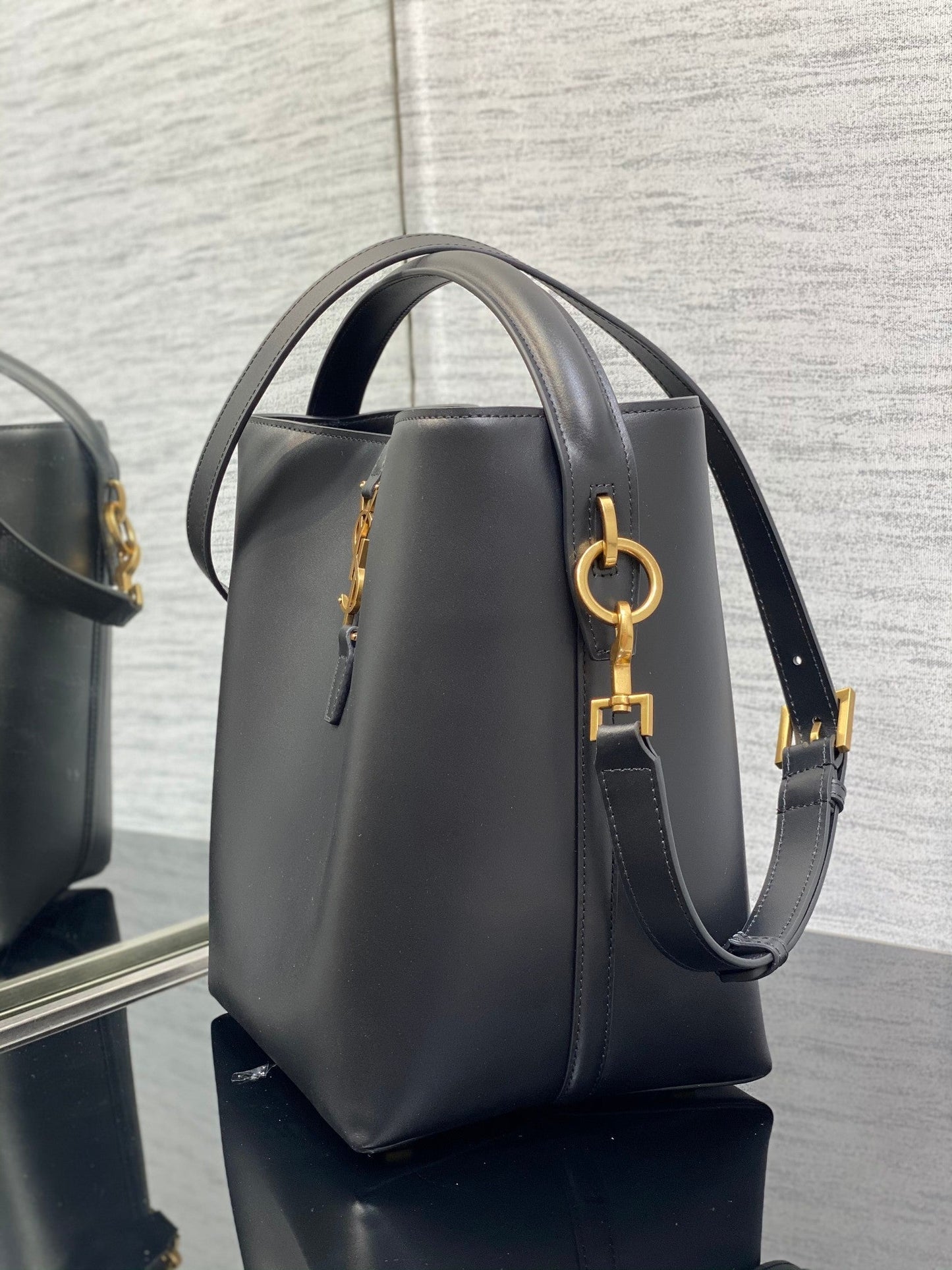 luxury Le 37 In Black Shiny Leather - 20 X 25 X 16 CM