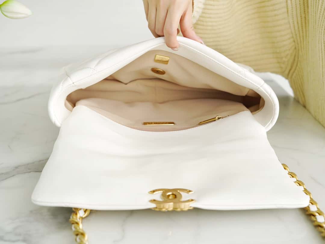 luxury 19 Large Handbag Lambskin Gold AS1161 White