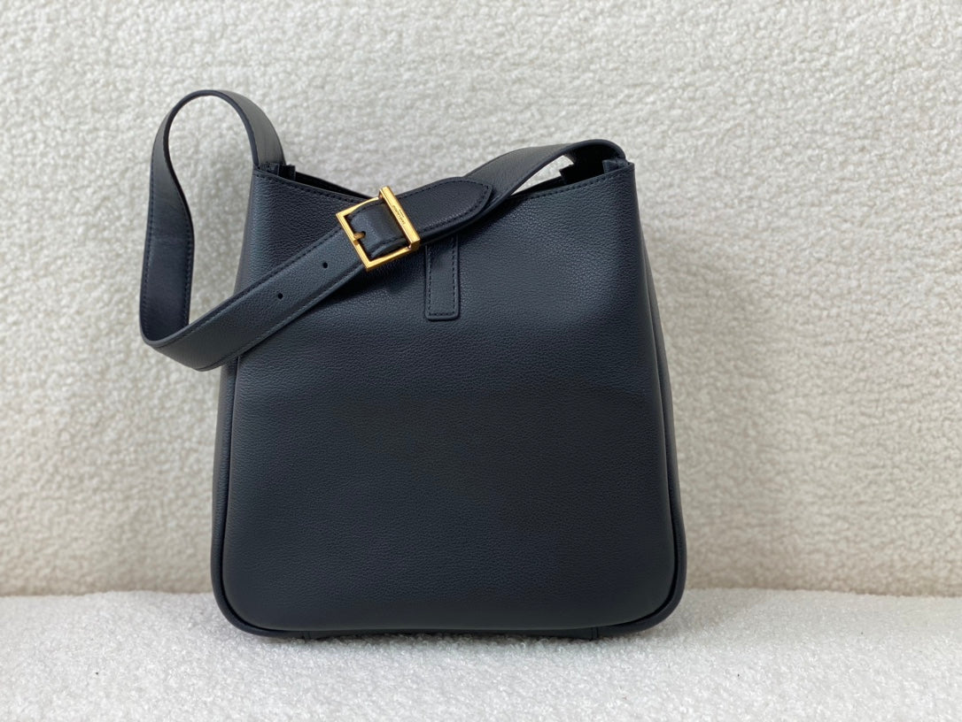 luxury Le 5 A 7 Supple Small Grained Leather Black 23 x 22 x 8.5cm