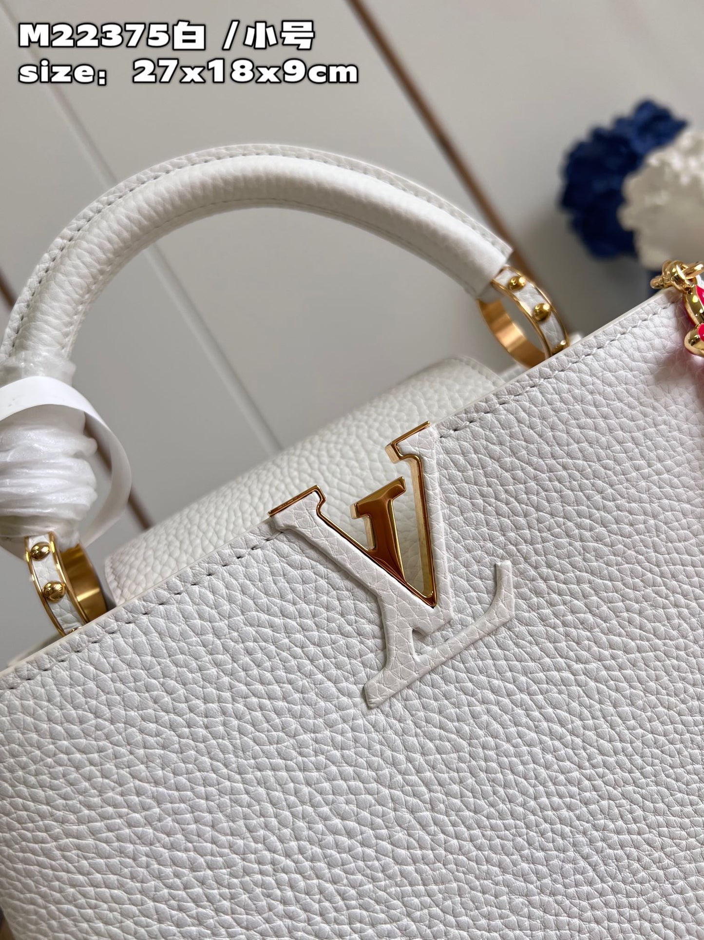 Luxury Capucines MM White Flower Strap - 31.5 x 20 x 11 cm