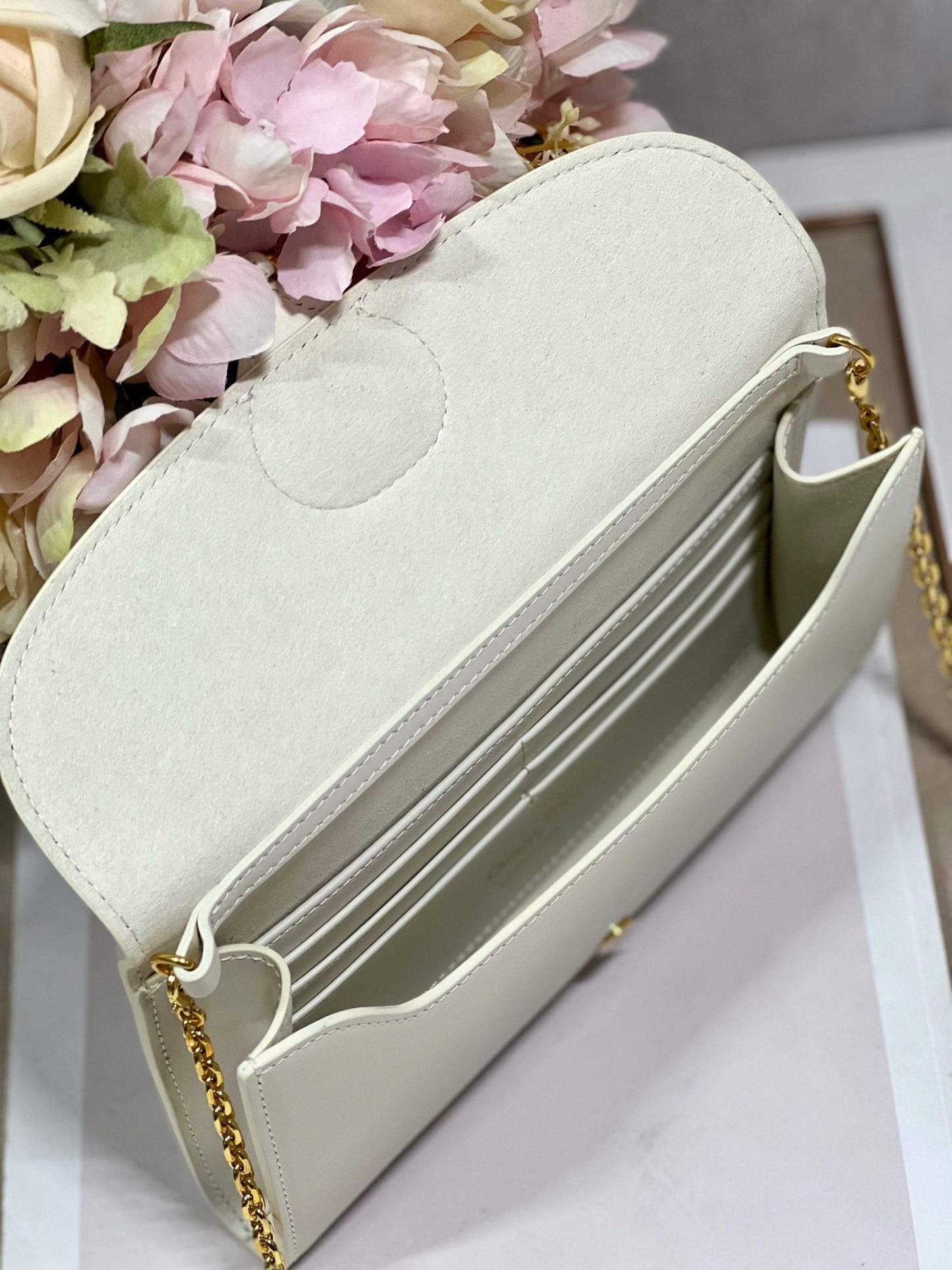 luxury Bobby Wallet on Chain East West White - 21.5¡Á12¡Á4cm
