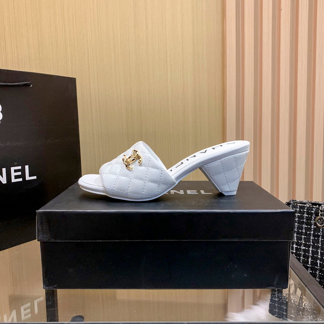 Diamond Leather Triangle Heel Tofflor