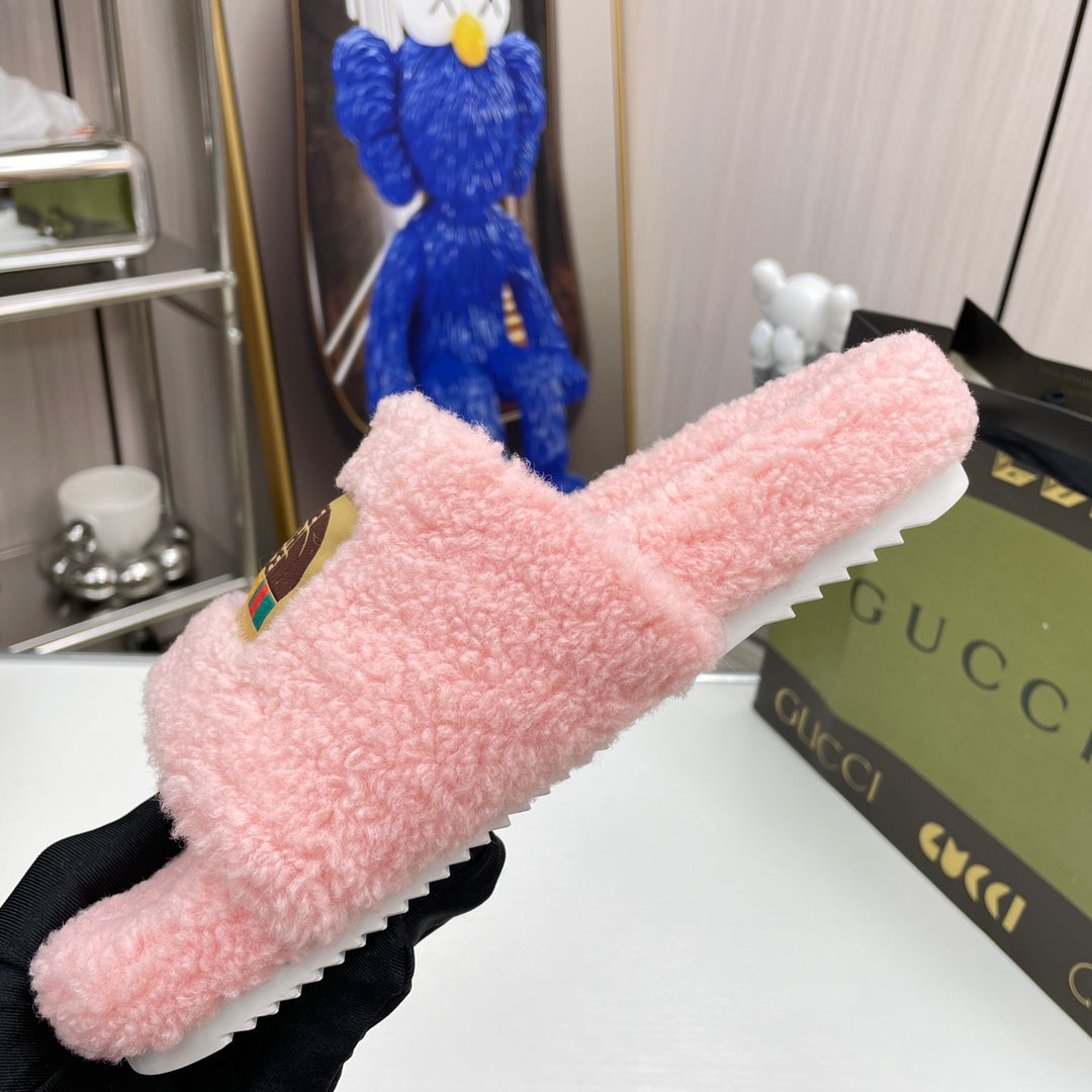 Trendy vlněné pantofle společné značky