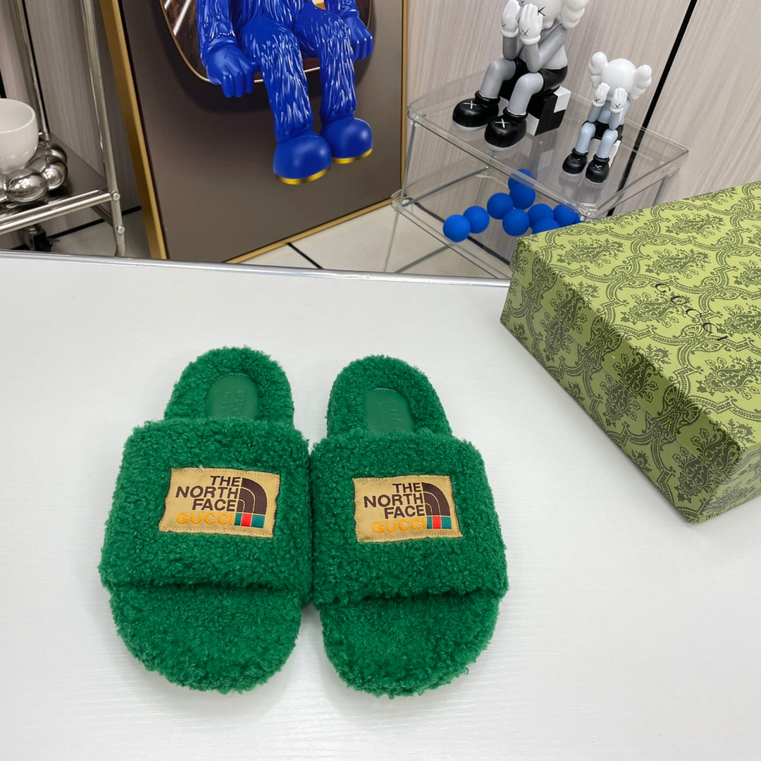 Trendy vlněné pantofle společné značky