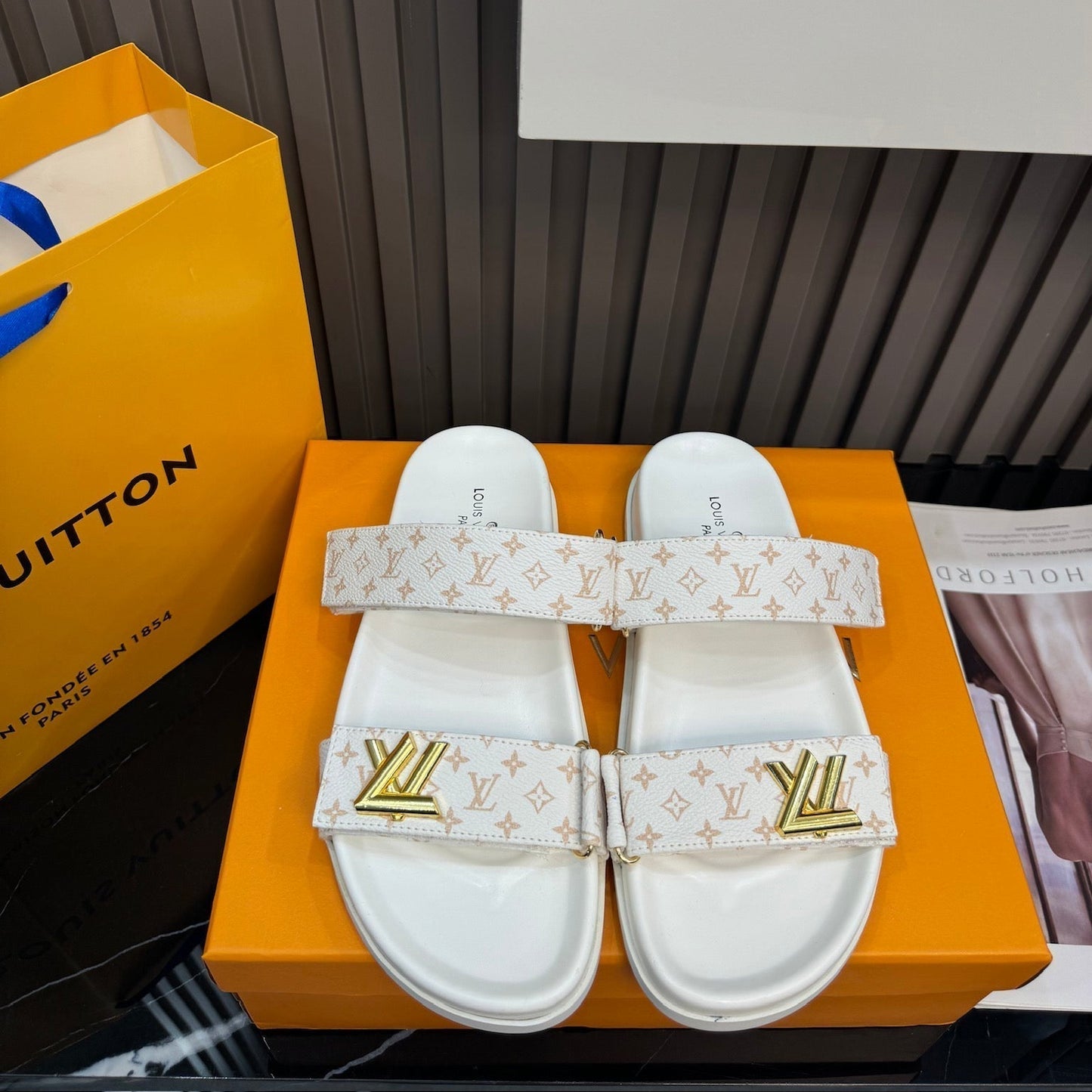 Monogramsandaler i läder unisex