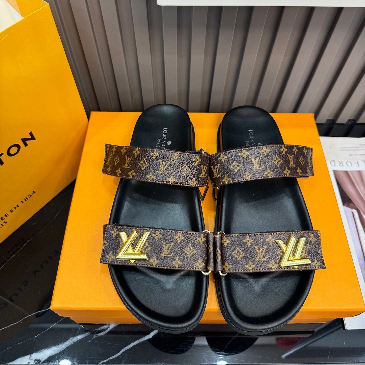 Monogramsandaler i läder unisex