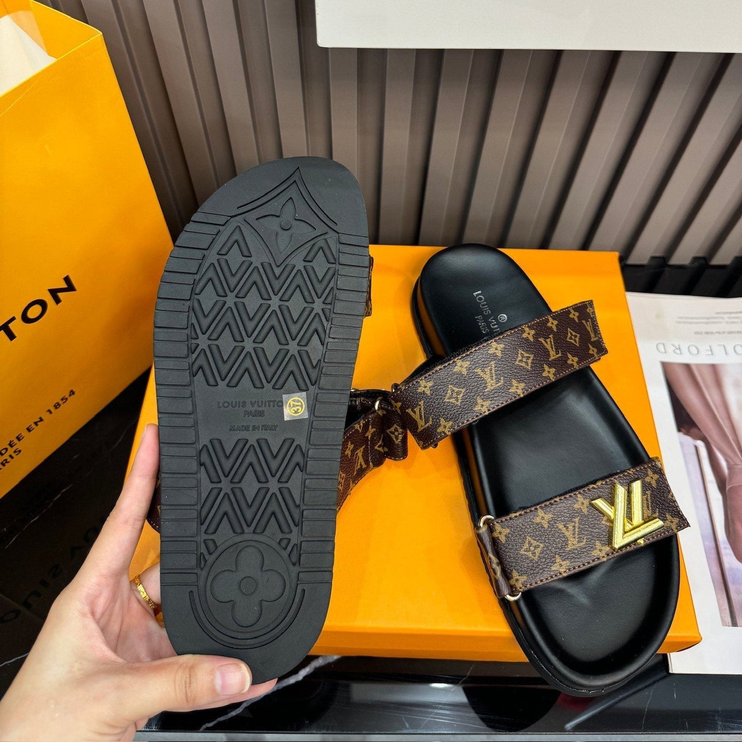 Monogramsandaler i läder unisex