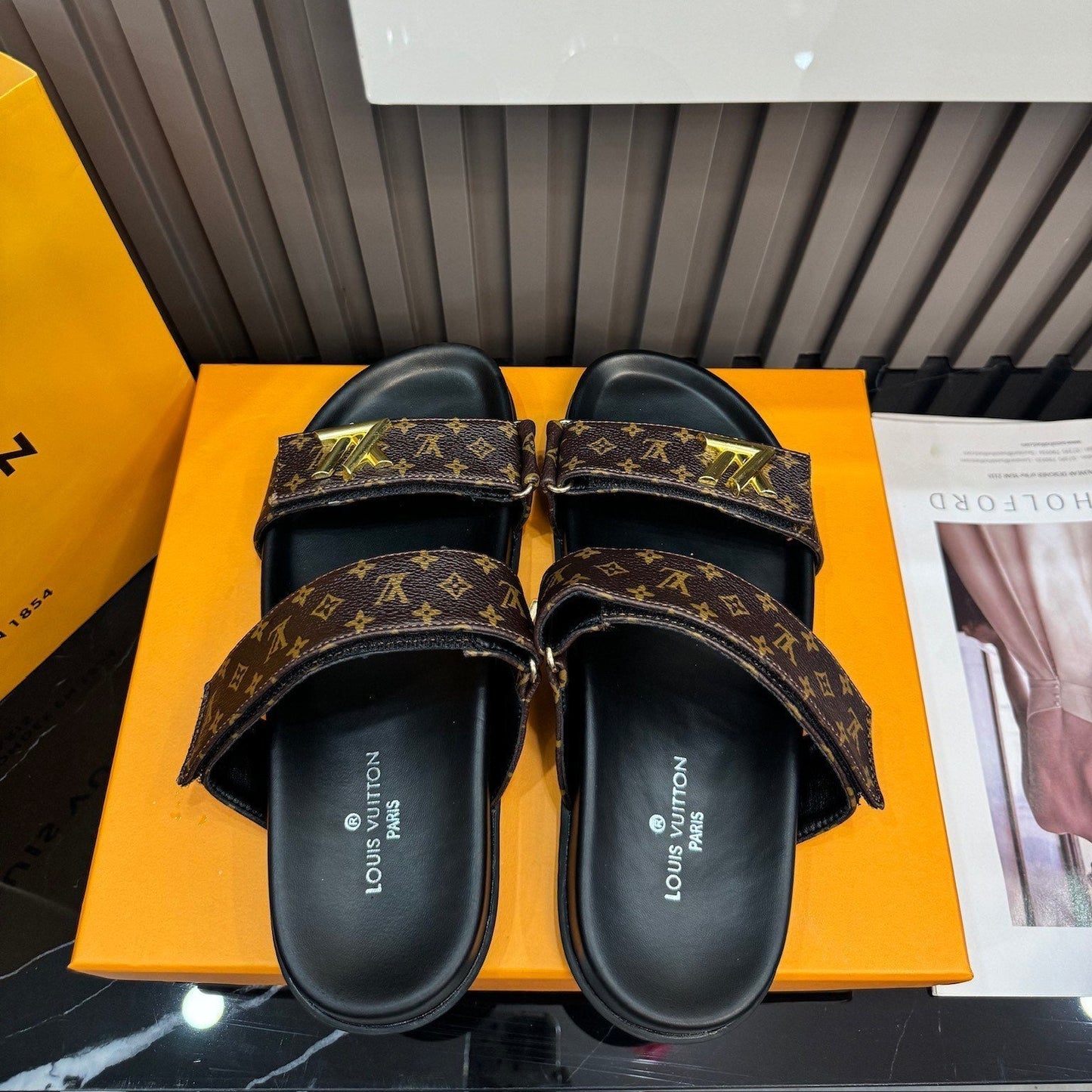 Monogramsandaler i läder unisex