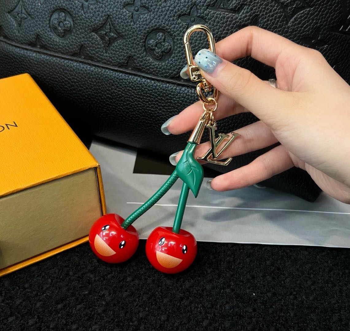 🌟 Portachiavi L$V Cherry: carino e lussuoso, tutto in uno 🍒✨