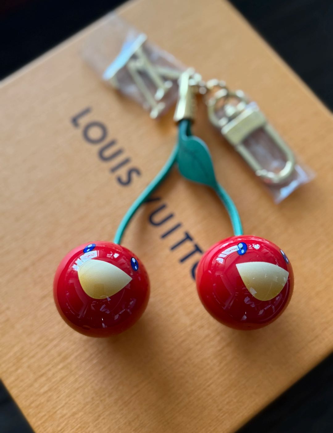🌟 Portachiavi L$V Cherry: carino e lussuoso, tutto in uno 🍒✨