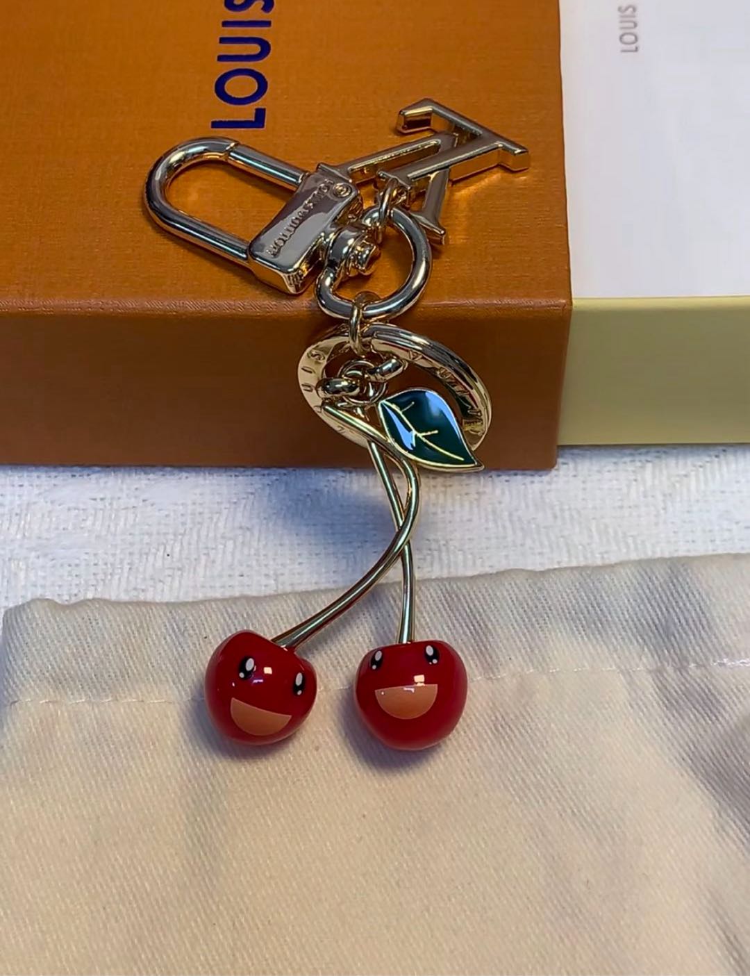 🌟 Portachiavi L$V Cherry: carino e lussuoso, tutto in uno 🍒✨
