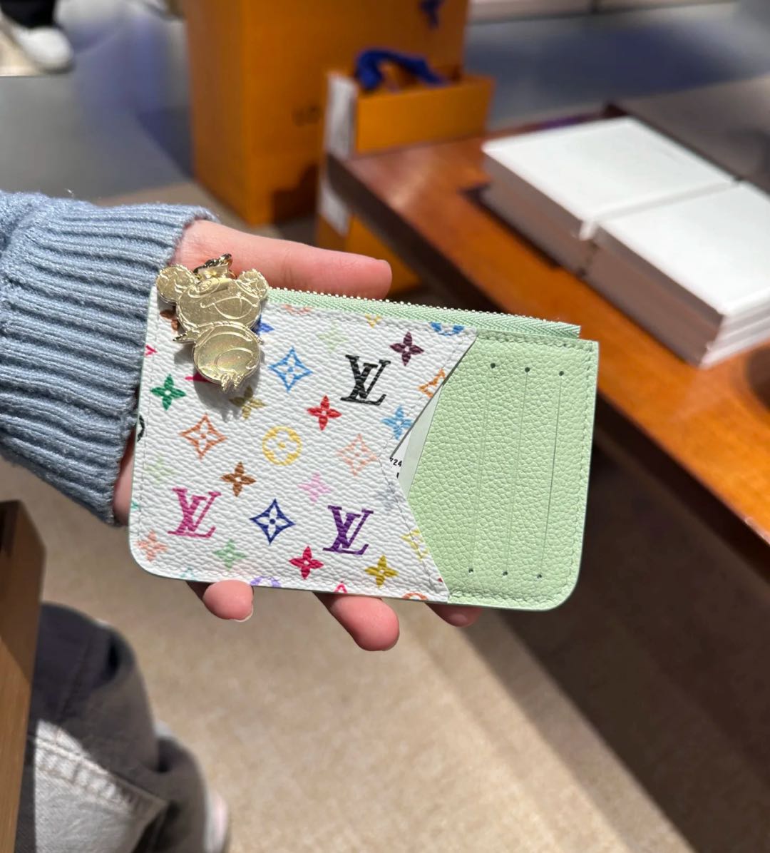 L $ Vにインスパイアされたカードホルダーウォレット:シックで機能的なチャーム!