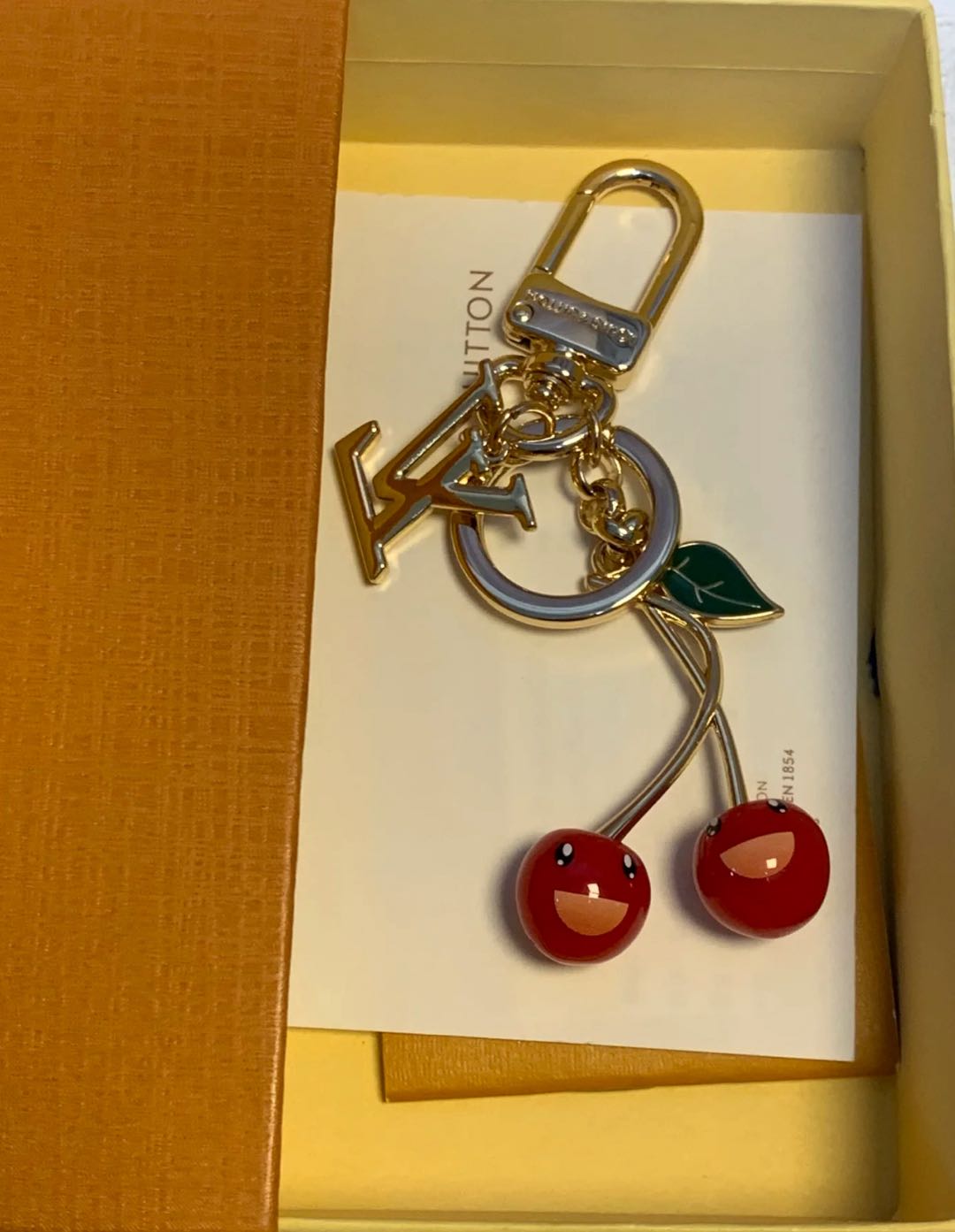🌟 Portachiavi L$V Cherry: carino e lussuoso, tutto in uno 🍒✨