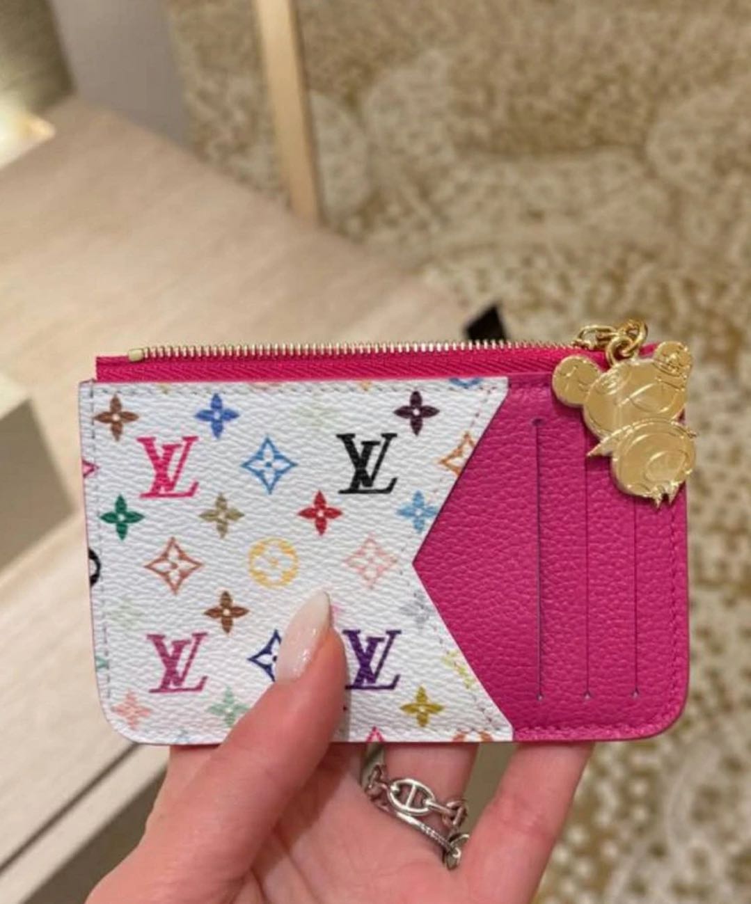 L $ Vにインスパイアされたカードホルダーウォレット:シックで機能的なチャーム!