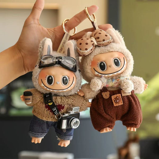 Labubu Charm Collection Pack  - フィギュアと衣装が含まれています！