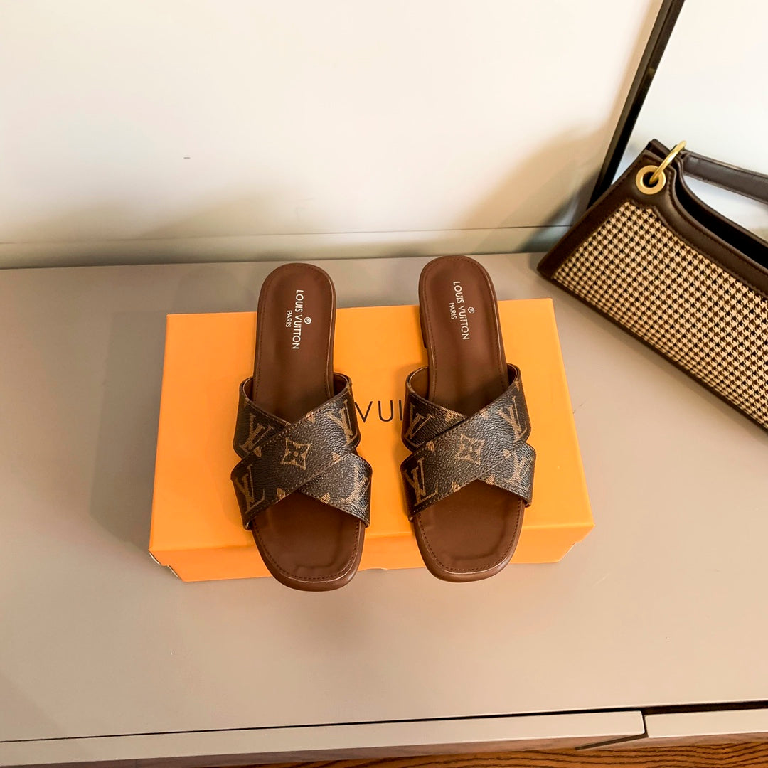 Platta sandaler med korsband