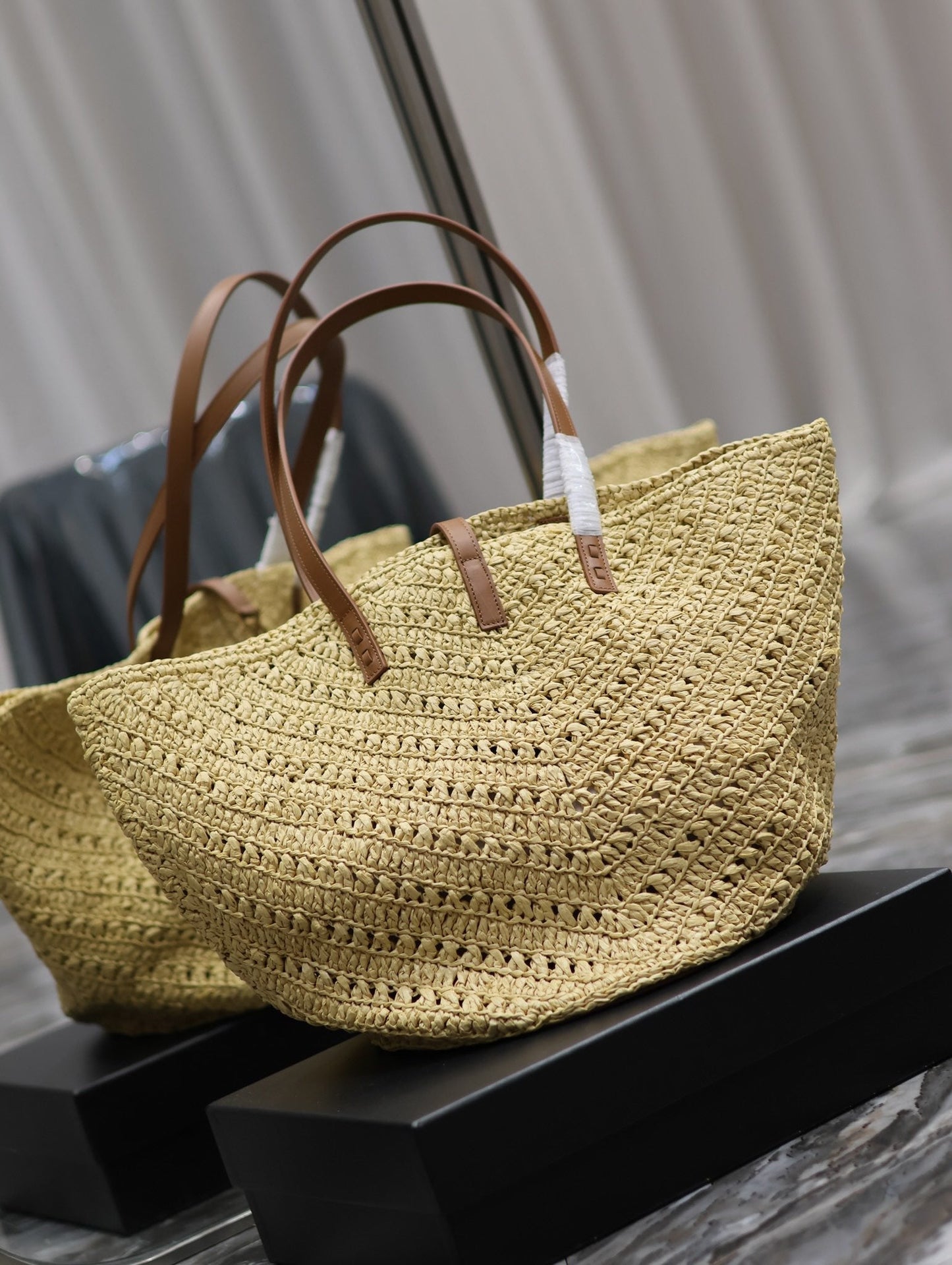 luxury PANIER MEDIUM IN RAFFIA AND VEGETABLE-TANNED LEATHER