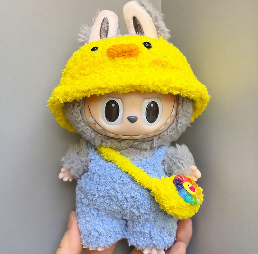 Labubu Sunny Day Outfit - Κίτρινο καπέλο και μπλε φόρεμα (17cm)