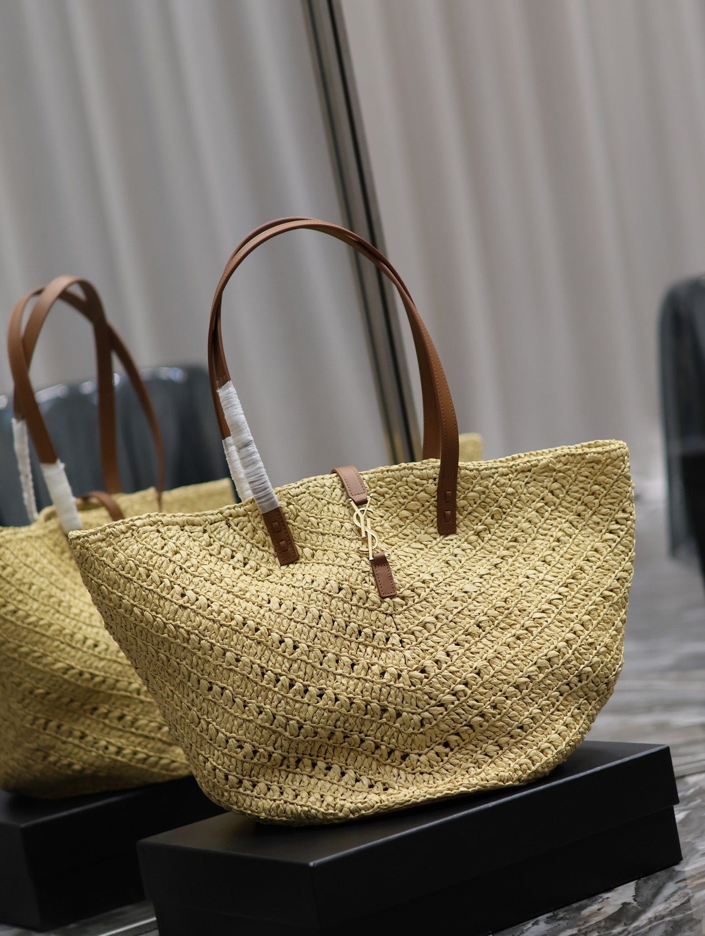 luxury PANIER MEDIUM IN RAFFIA AND VEGETABLE-TANNED LEATHER