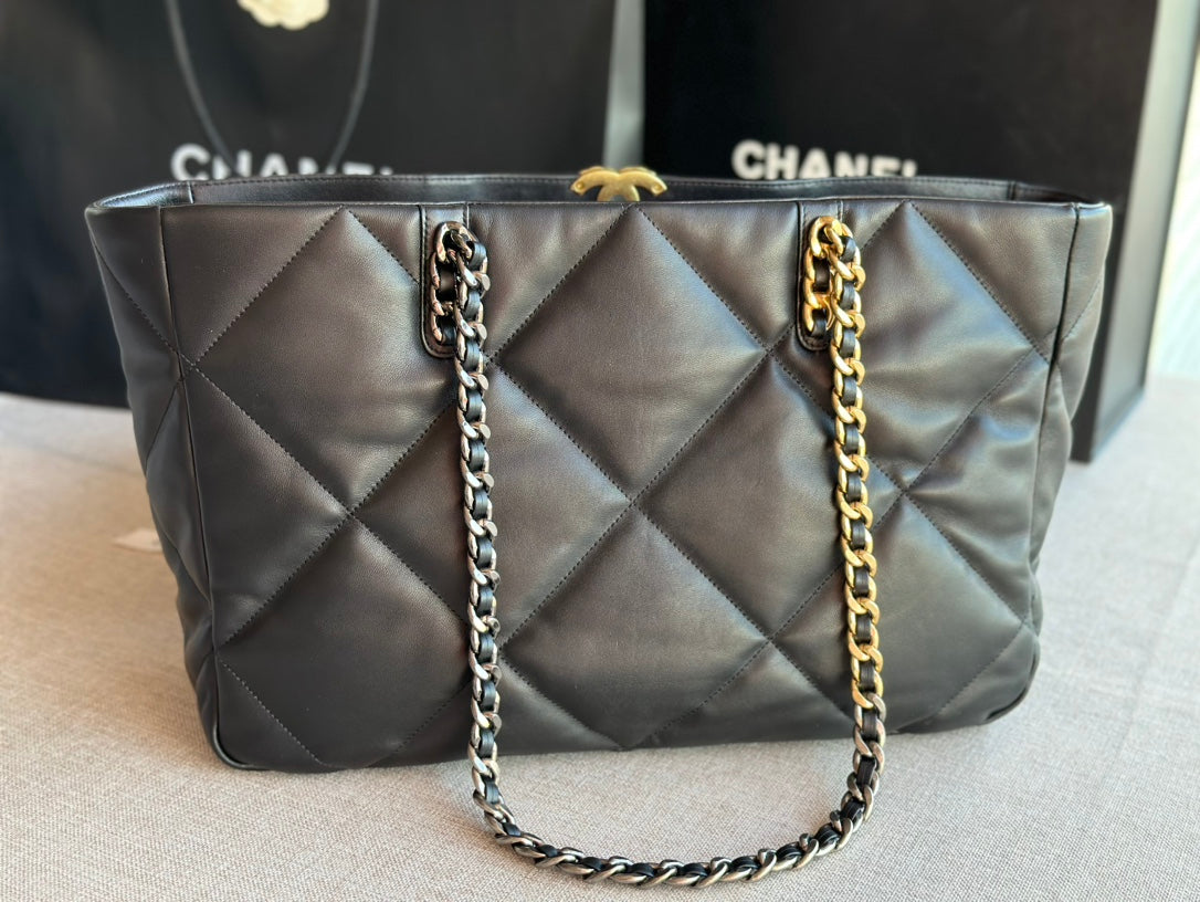 luxury 19 Shopping Bag 41 Black Lambskin 24 x 41 x 10 cm