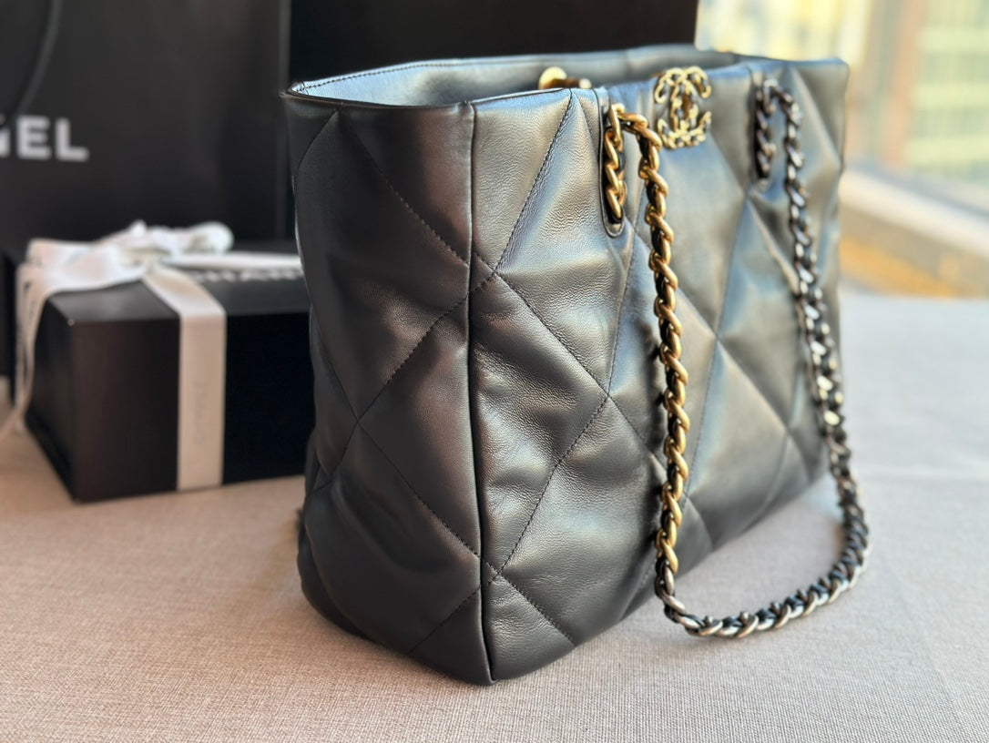 luxury 19 Shopping Bag 41 Black Lambskin 24 x 41 x 10 cm